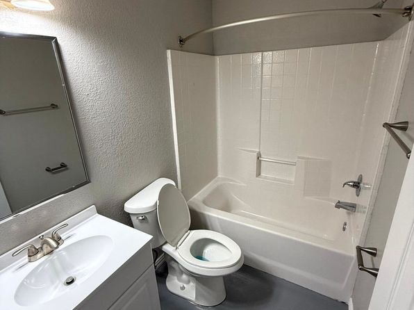 $500 Off 1st Full Month!* All Utilities Included!* Cozy Studio* Pet Friendly* Great Location*, 106 N Lacy Dr, Waco, TX 76705