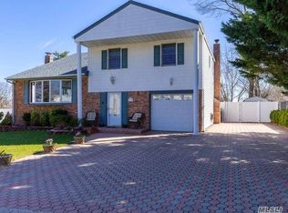 33 Willow St, Selden, NY 11784