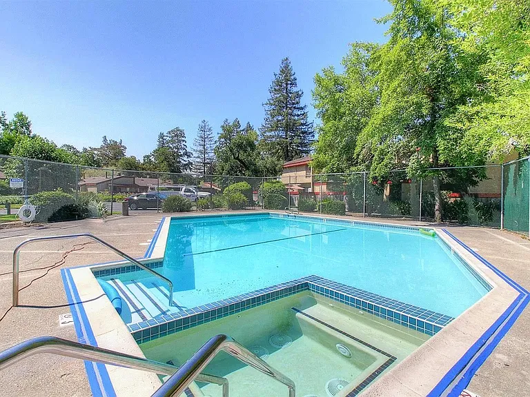 47 Redwood Ct — Photo 16