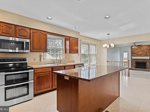 3rd image of 914 Maplewood Ln