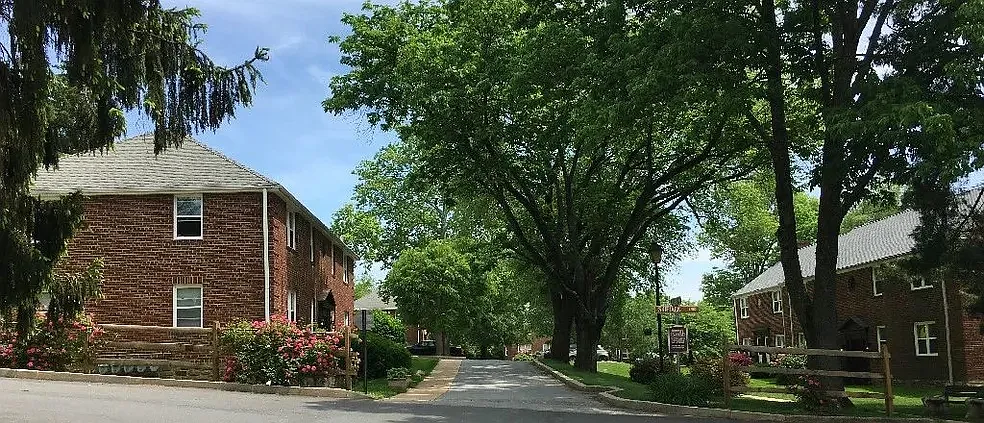 Rivercroft Apartments & Townhouses — Photo 1