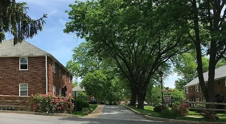 Rivercroft Apartments & Townhouses — Photo 1