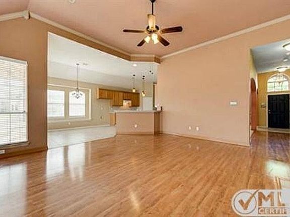 Living Room (Walls have been painted; see Living Room Pic)