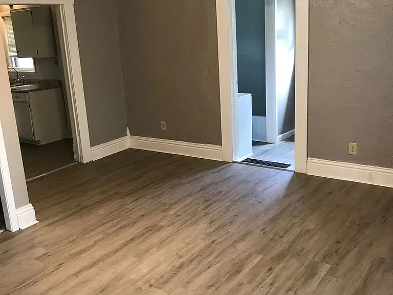 1017 Champaign Ave — Photo 3