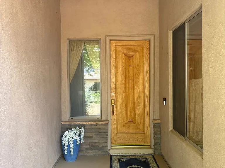 110 E Bighorn Ct — Photo 2