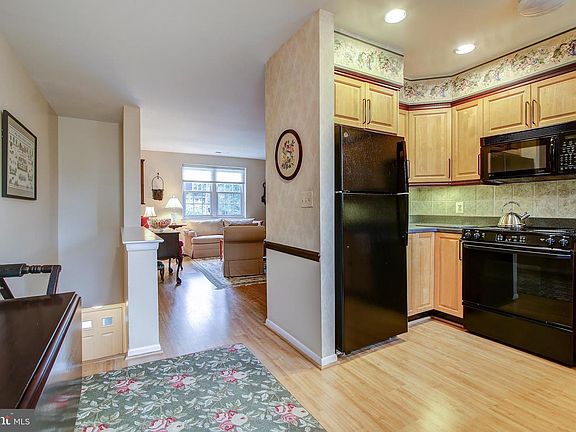 5th image of 2827B S Wakefield St