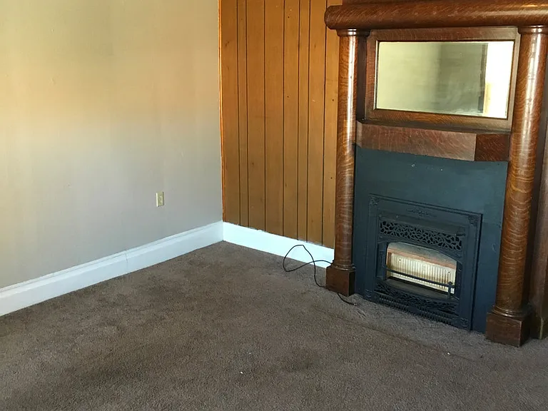 426 10th St W — Photo 5