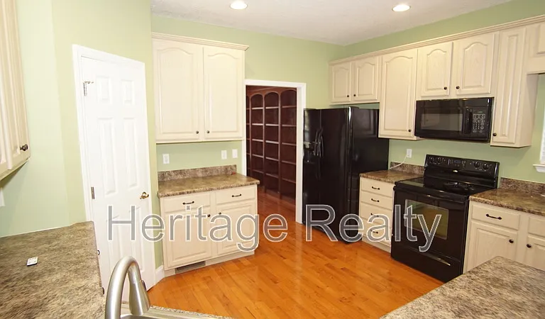 3006 Franklin Ave — Photo 7