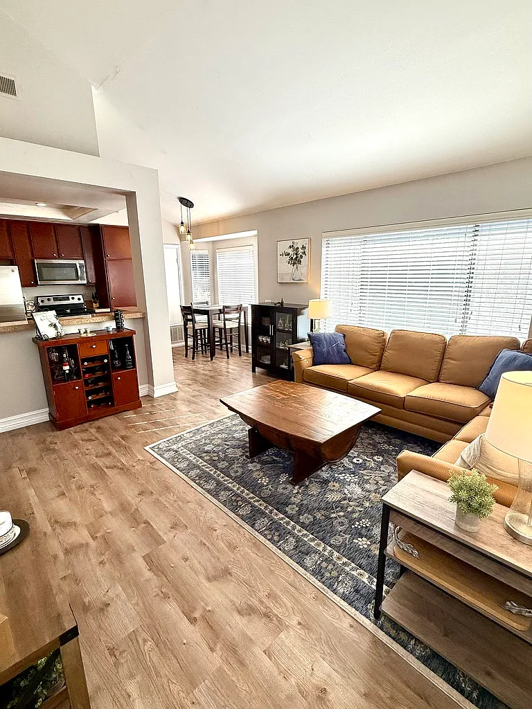 2 bed, 950 sqft, $2,995 — Photo 2