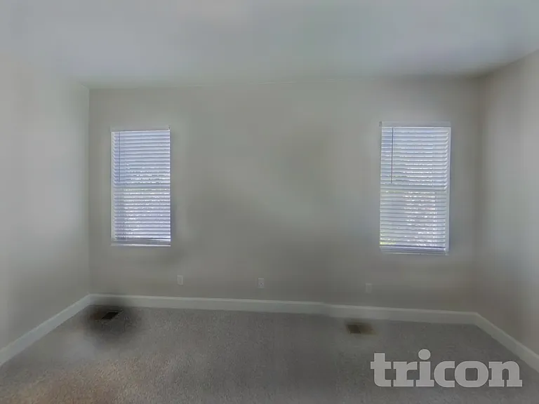 2290 Saint Claire Dr — Photo 7