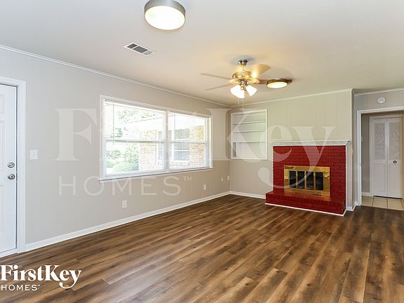 3rd image of 959 Parkridge Cir E