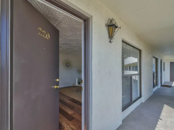 500 Glenwood Cir APT 220, Monterey, CA 93940