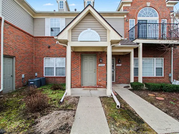 20006 Hidden Oaks Dr, Brownstown, MI 48183