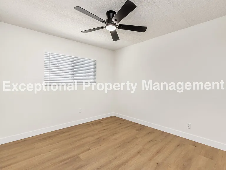 21907 Dolores St — Photo 11