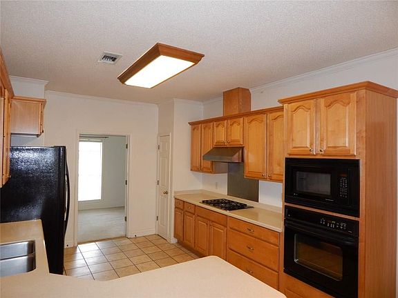 4th image of 579 Saint Clair Ave