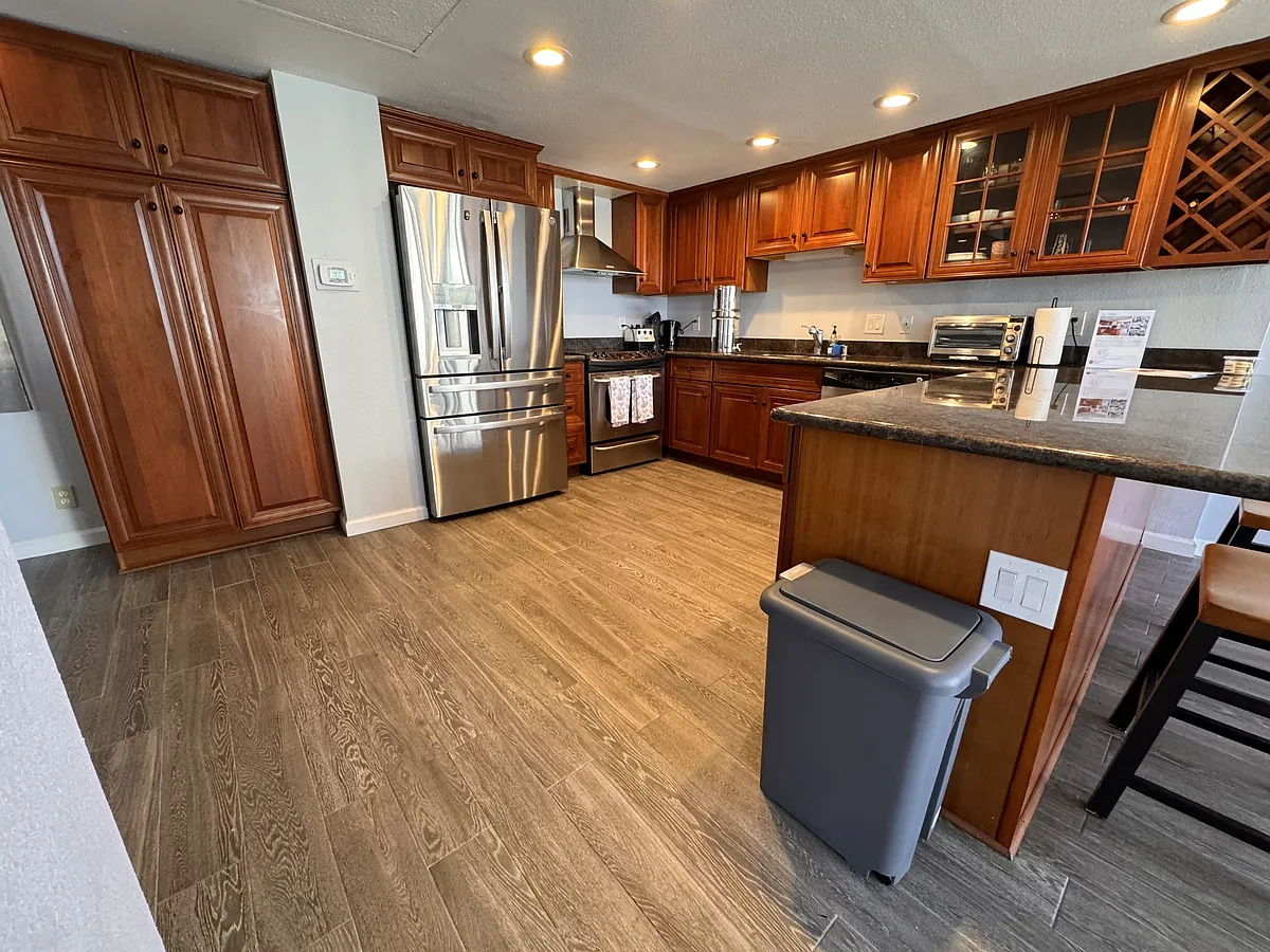 Kitchen - Mostly stocked - 311 Ohua Ave #Penthouse 4