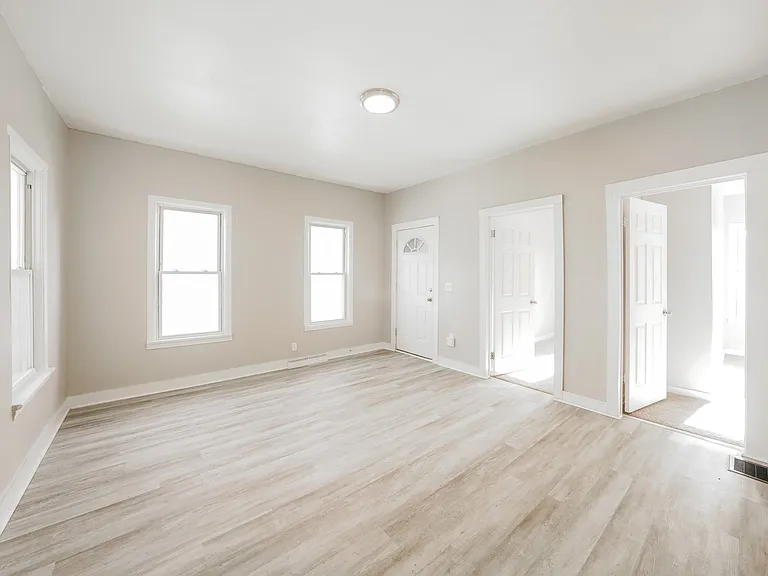 1453388_018_living_room_13349167.jpg