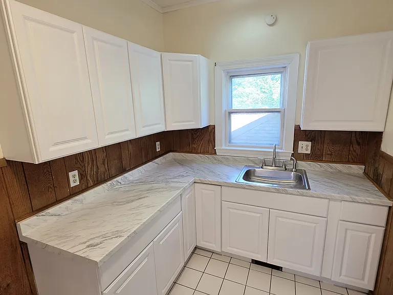 143 Union St 2ndflr 2b/1b Updated Freshpaint! Newfloors Spacious Prkg — Photo 6