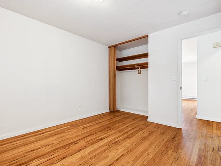 570 Ward St — Photo 16