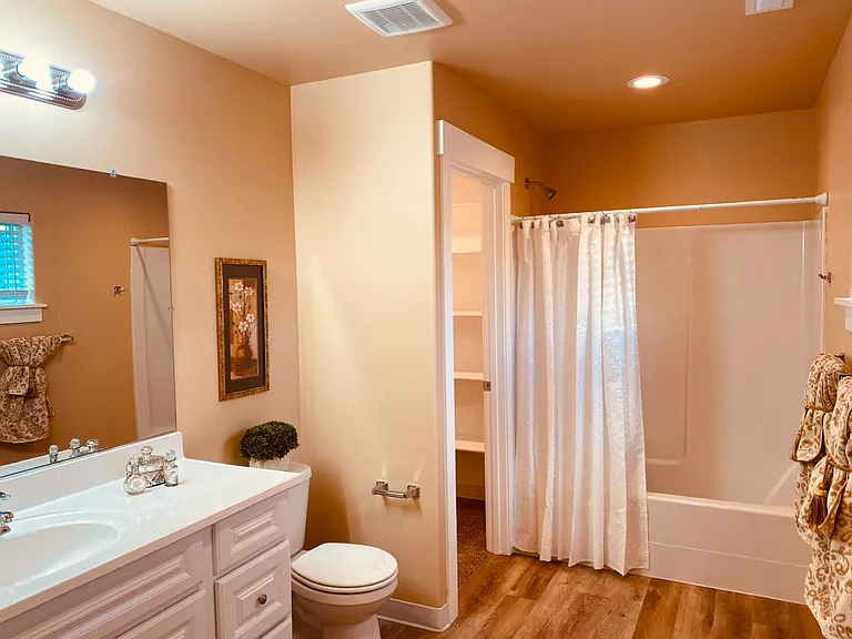 Rosencrans Apartment Homes — Photo 10