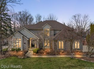 27147 Winchester Ct, Farmington Hills, MI