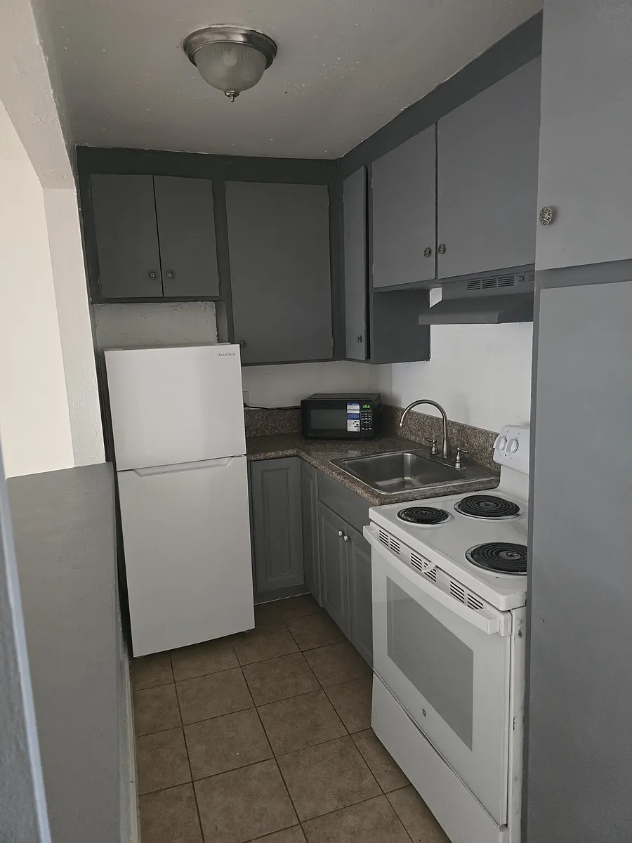 Building Photo - 627 N Edison St #21