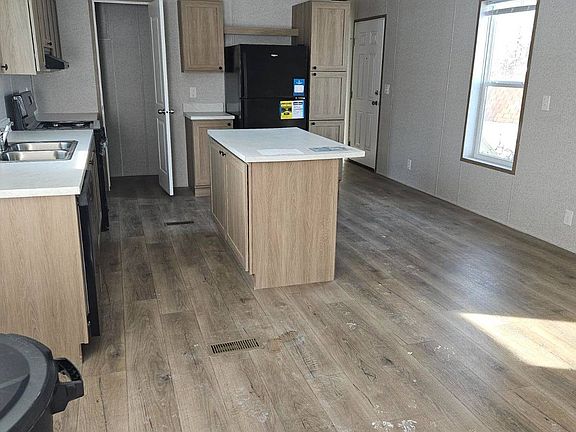 2nd image of 607 Skyline Rd W