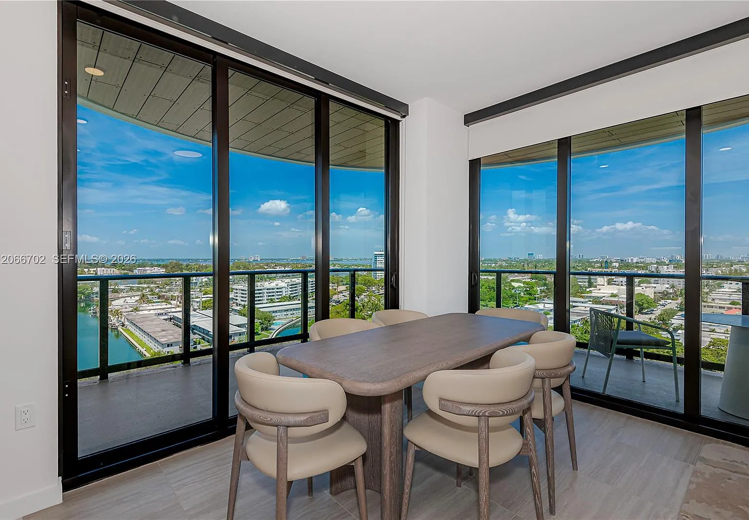 72 Parc Condo — Photo 4