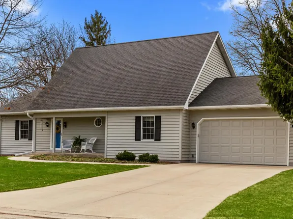 301 West Oak LANE, Elkhorn, WI 53121