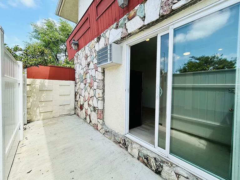 10860 Venice Blvd — Photo 18