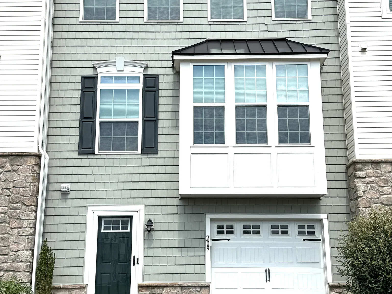 3 bed, 2.5 bath, 2432 sqft, $3,000 — Photo 2