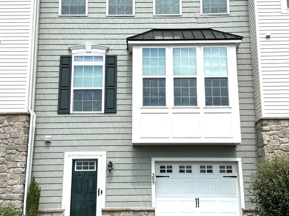 209 Laurel Ln, Perkasie, PA 18944
