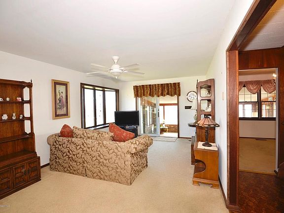 4th image of 621 Sunset Dr