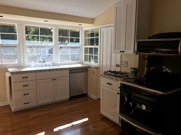 Garden view kitchen - Bosh dishwasher, gas range with a self-cleaning oven.