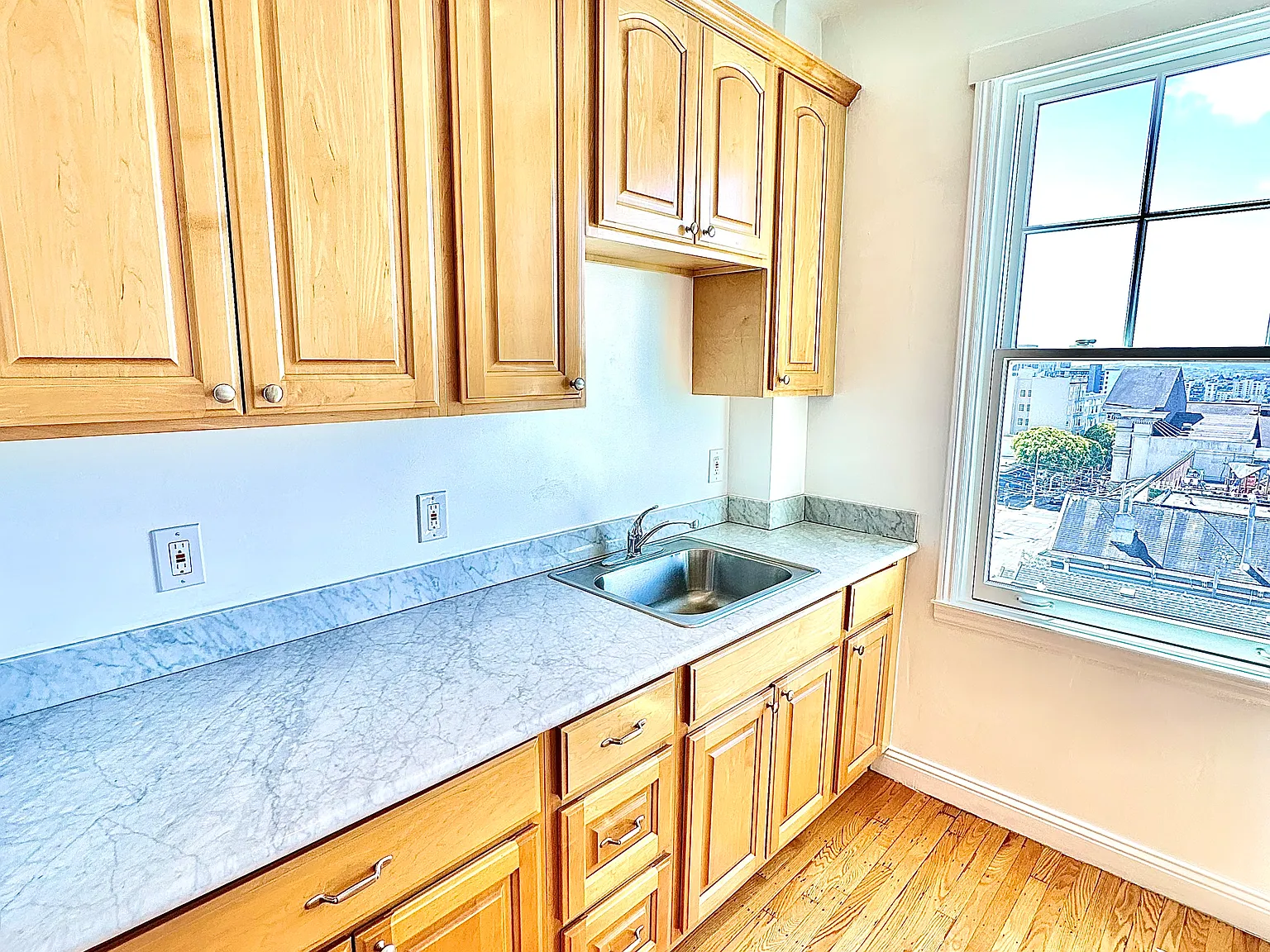 2400 Pacific Avenue Apartments — Photo 3