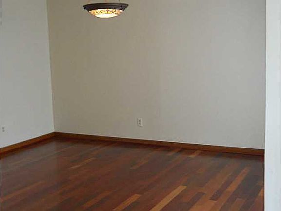5th image of 405 Wiltshire Cres