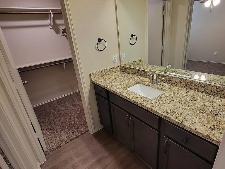 2136 Heritage Ln — Photo 17