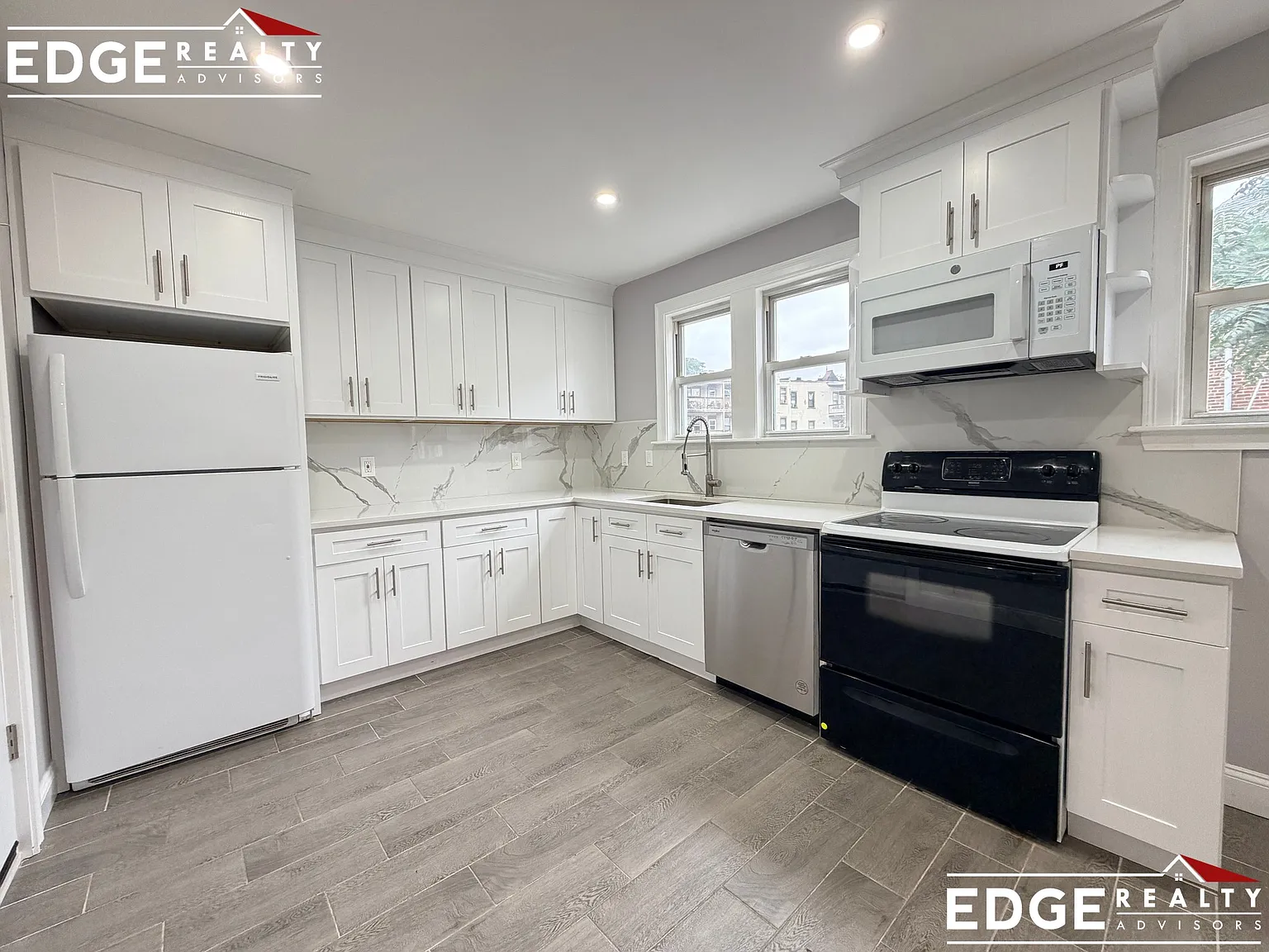 113 Lanark Rd — Photo 1