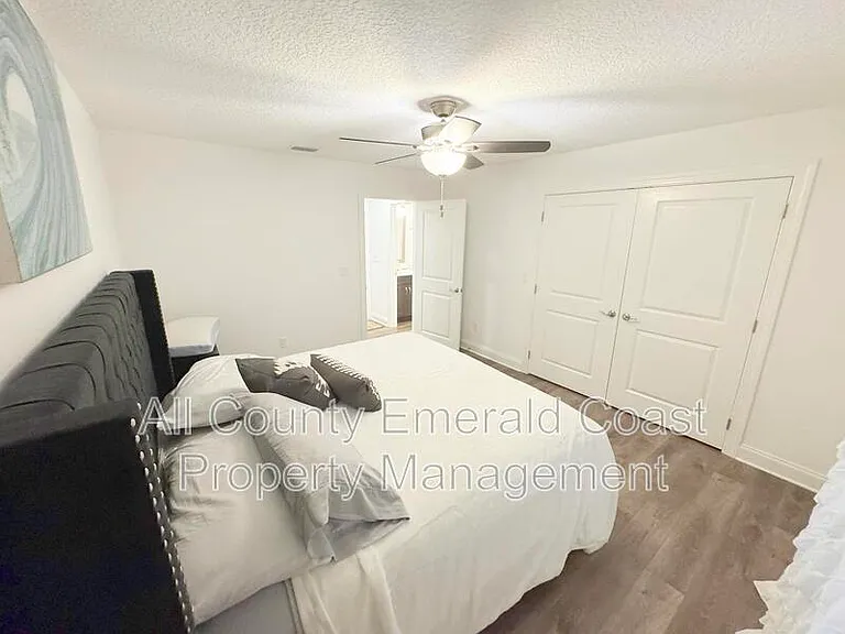 481 Kelly St — Photo 32