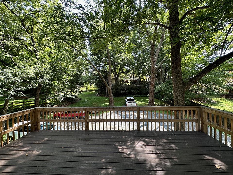Large private rear deck.