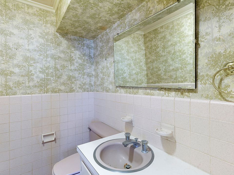2nd image of 14 Peachcroft Rd