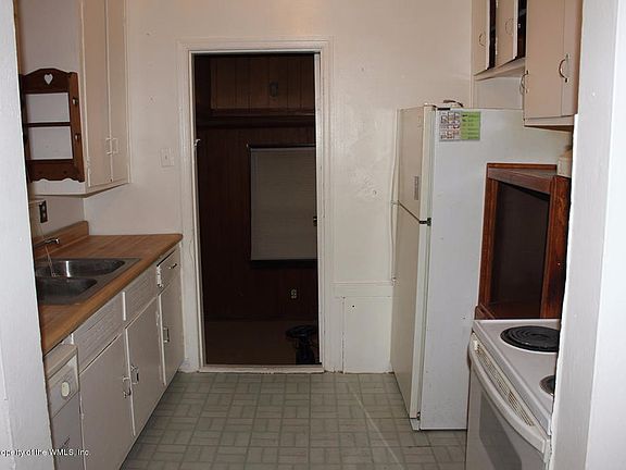5th image of 918 Foley Dr