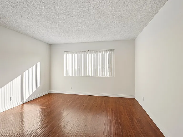 1030 Winchester — Photo 20