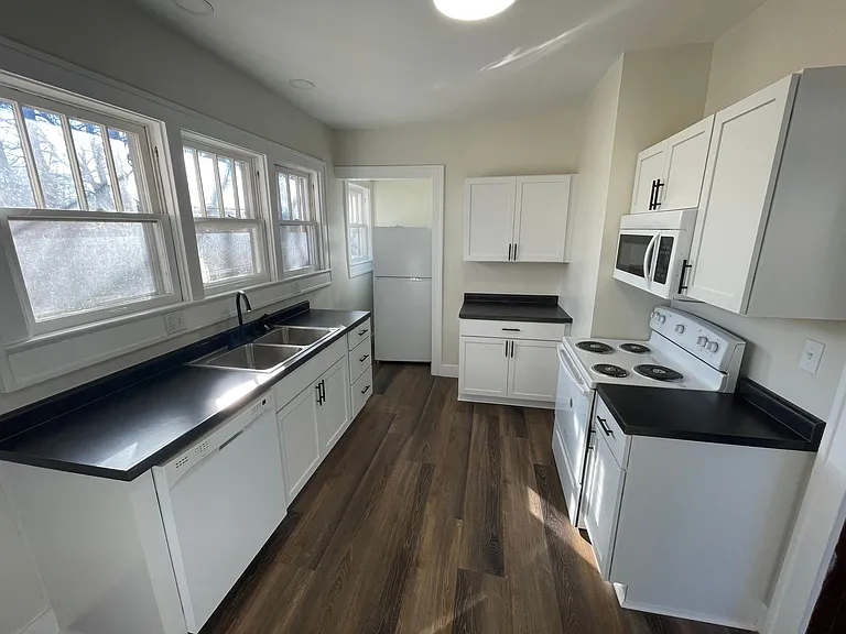 402 E 1st Street — Photo 7