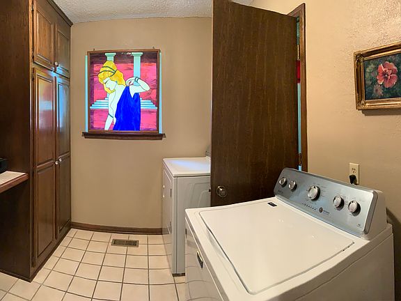 Laundry room w/half bath