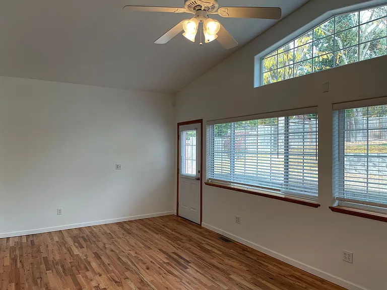 517 Eastwood Dr — Photo 9