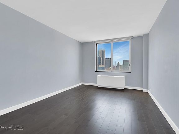 4th image of 350 W 50th St #Penthouse 3a