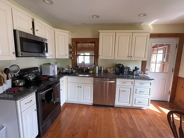 27 Ash Ave — Photo 2