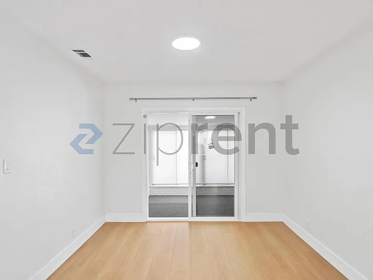 1835 Catherine St — Photo 15