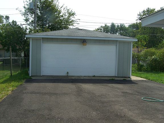 Full 2 1/2 Car Garage newly sided w/Cedar